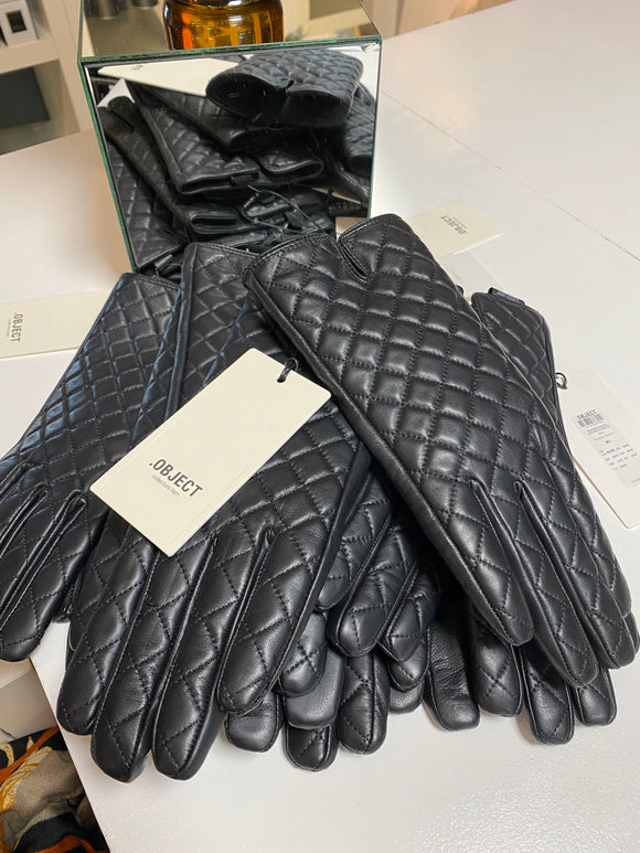 Cammi leather gloves, Object