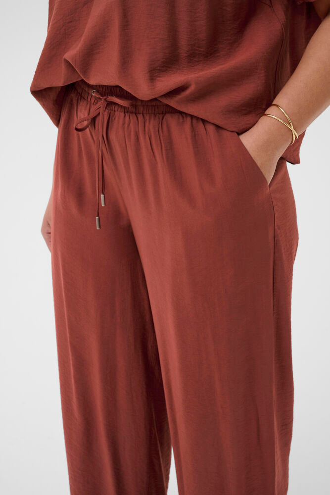 Emilia byxa, Kaffe Curves