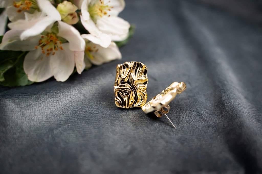 Em earrings, BOW19