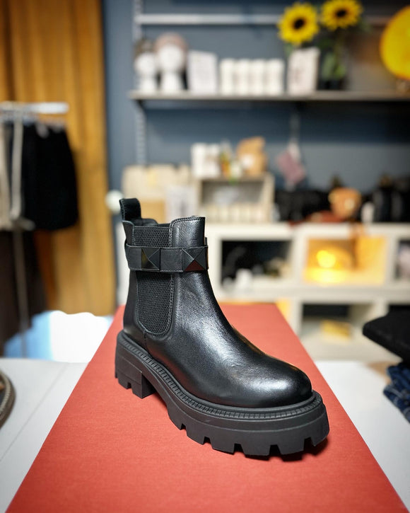 Känga med nitband, egen design